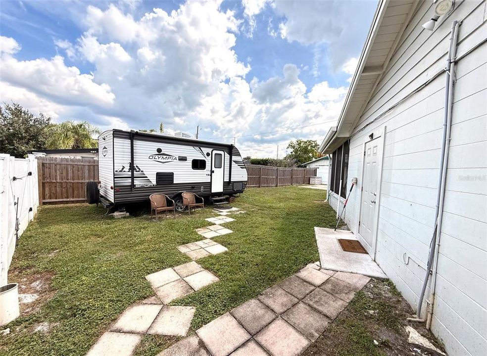 En Venta: $379,900 (4 camas, 3 baños, 1421 Pies cuadrados)