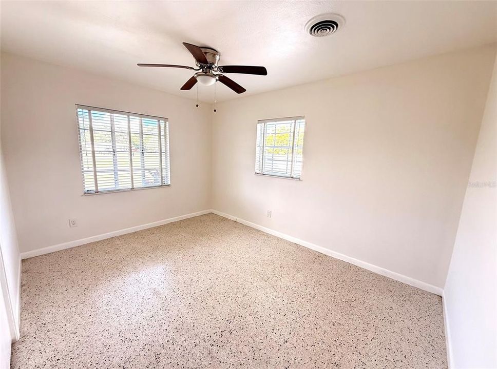 En Venta: $379,900 (4 camas, 3 baños, 1421 Pies cuadrados)