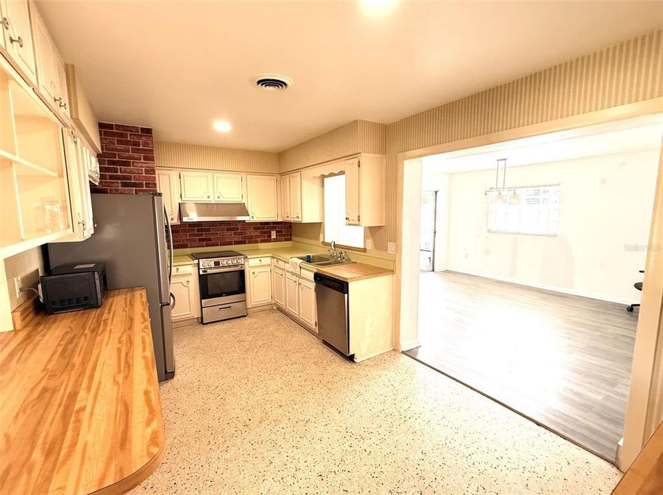 En Venta: $379,900 (4 camas, 3 baños, 1421 Pies cuadrados)
