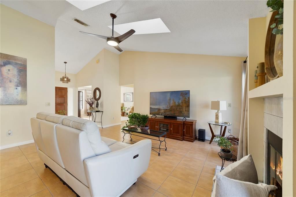 For Sale: $500,000 (4 beds, 2 baths, 2046 Square Feet)