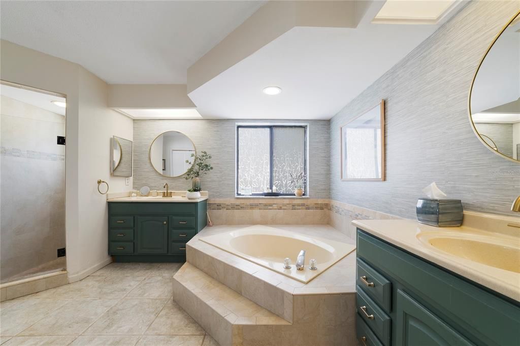 For Sale: $500,000 (4 beds, 2 baths, 2046 Square Feet)