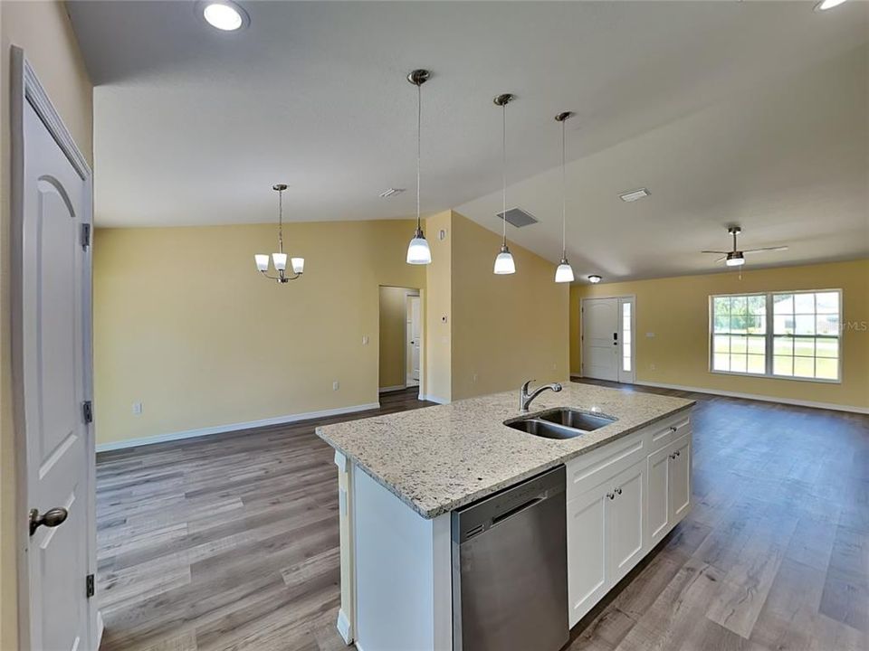 В аренду: $1,699 (3 спален, 2 ванн, 1527 Квадратных фут)