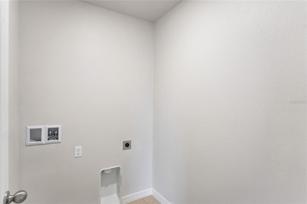 For Sale: $319,900 (4 beds, 3 baths, 1880 Square Feet)