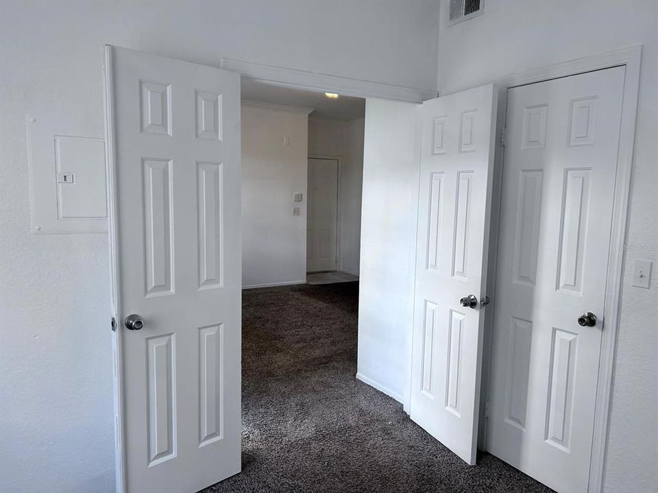 For Rent: $1,450 (2 beds, 1 baths, 933 Square Feet)