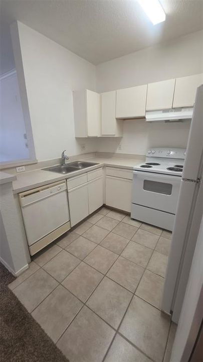 For Rent: $1,450 (2 beds, 1 baths, 933 Square Feet)