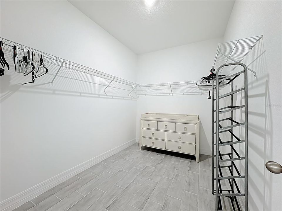 For Rent: $3,200 (4 beds, 2 baths, 2121 Square Feet)