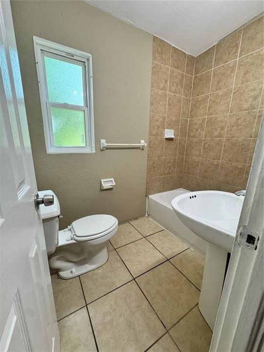 For Rent: $1,200 (2 beds, 1 baths, 704 Square Feet)
