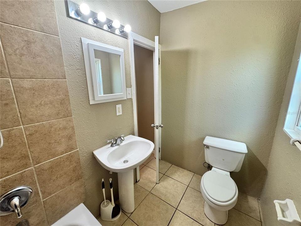 For Rent: $1,200 (2 beds, 1 baths, 704 Square Feet)