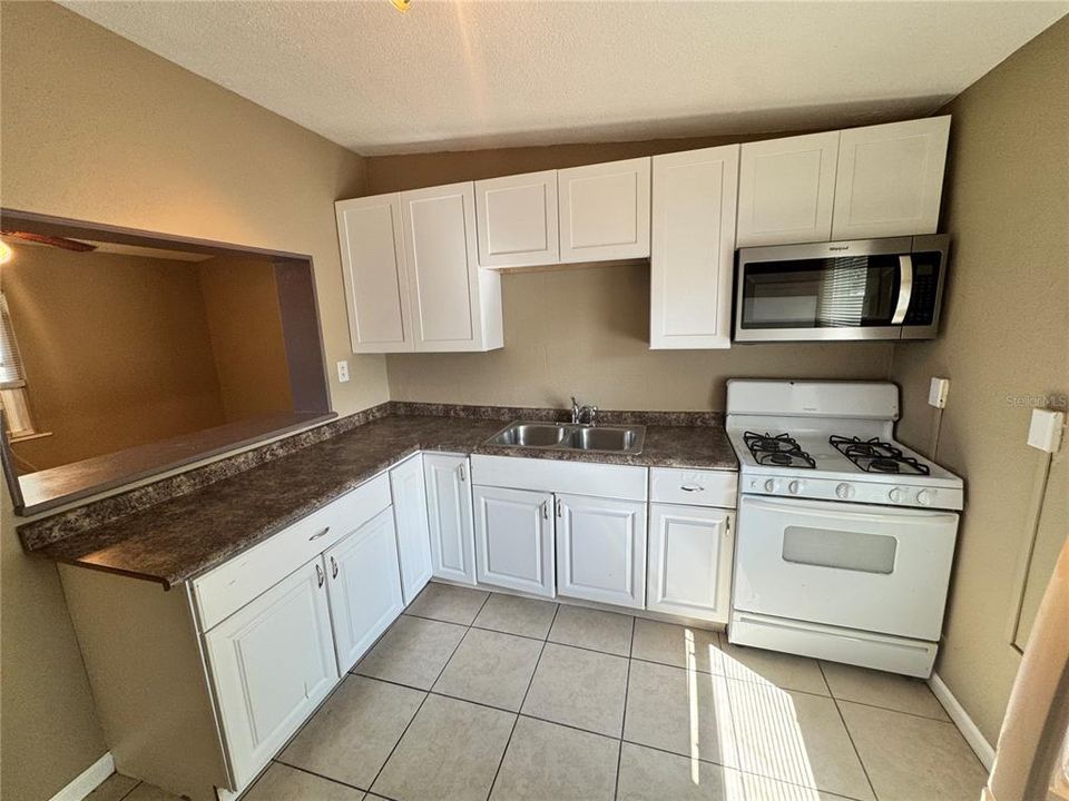 For Rent: $1,200 (2 beds, 1 baths, 704 Square Feet)