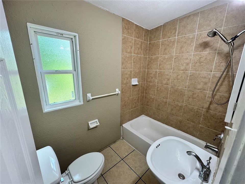 For Rent: $1,200 (2 beds, 1 baths, 704 Square Feet)