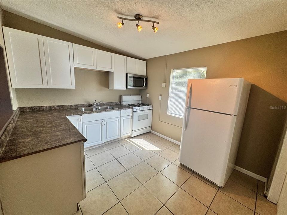 For Rent: $1,200 (2 beds, 1 baths, 704 Square Feet)