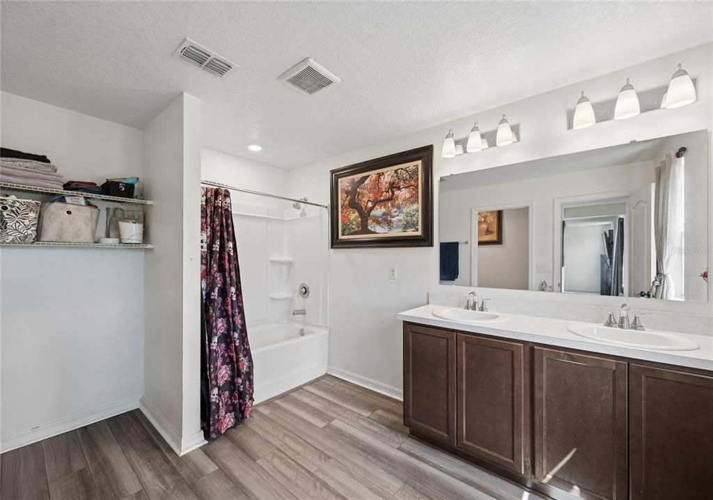 For Sale: $450,000 (5 beds, 2 baths, 3075 Square Feet)