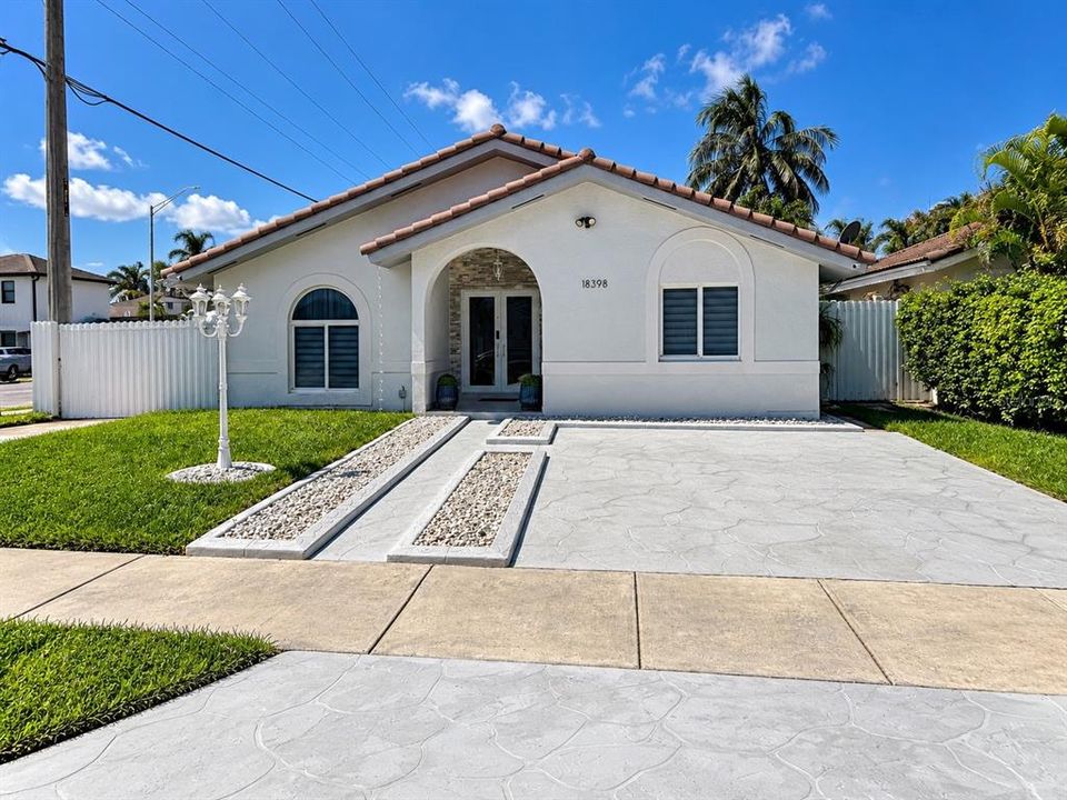 For Sale: $659,900 (3 beds, 2 baths, 1528 Square Feet)
