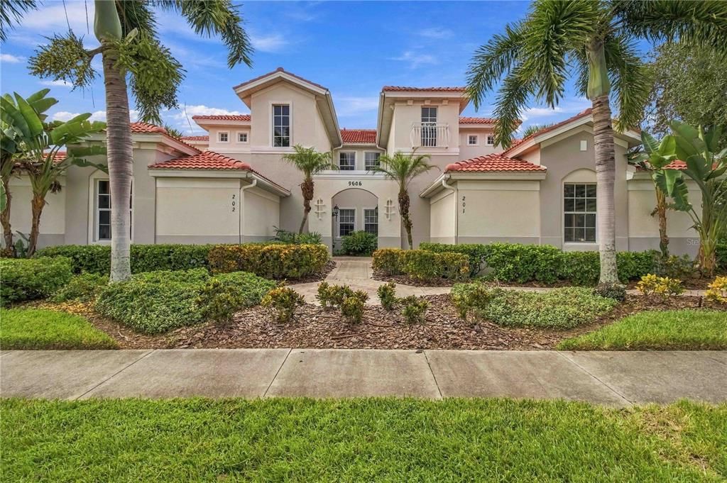 For Sale: $350,000 (3 beds, 2 baths, 1435 Square Feet)