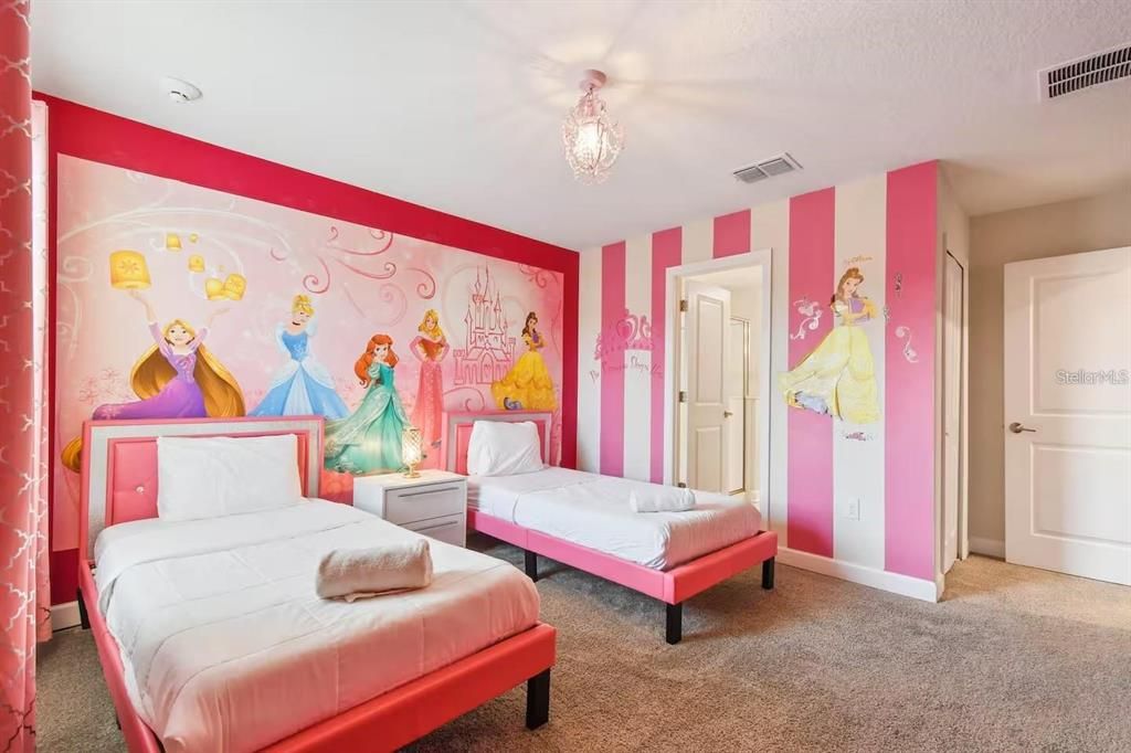 For Sale: $809,000 (8 beds, 5 baths, 4289 Square Feet)