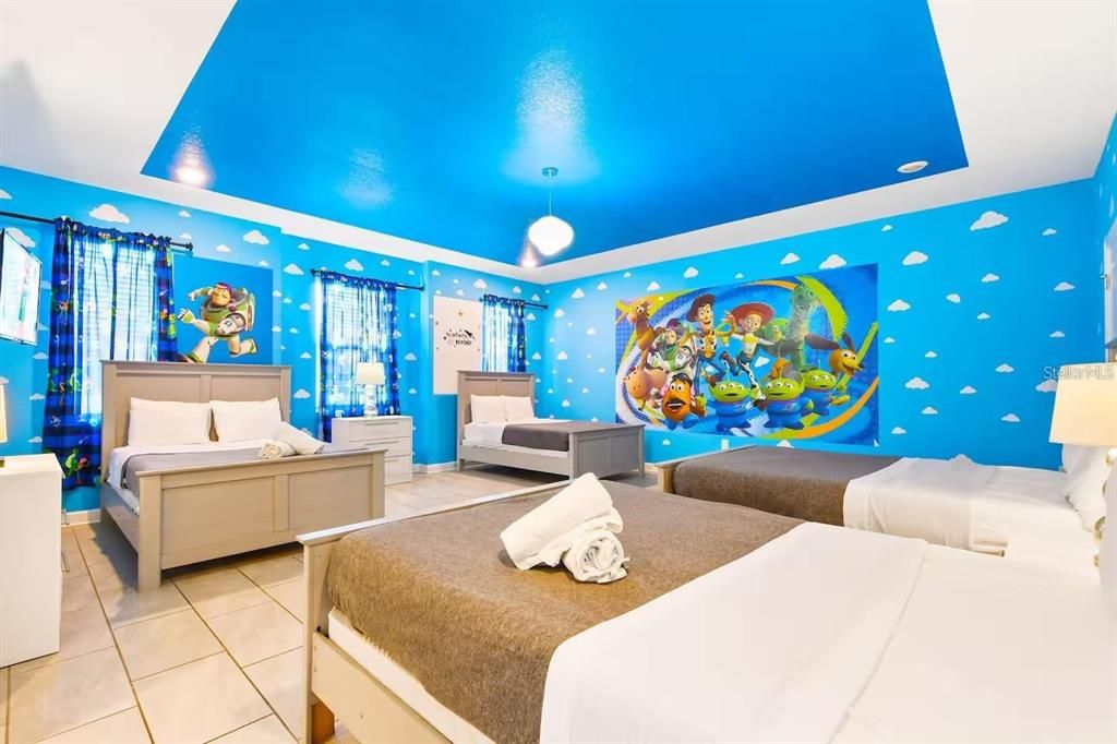 For Sale: $809,000 (8 beds, 5 baths, 4289 Square Feet)