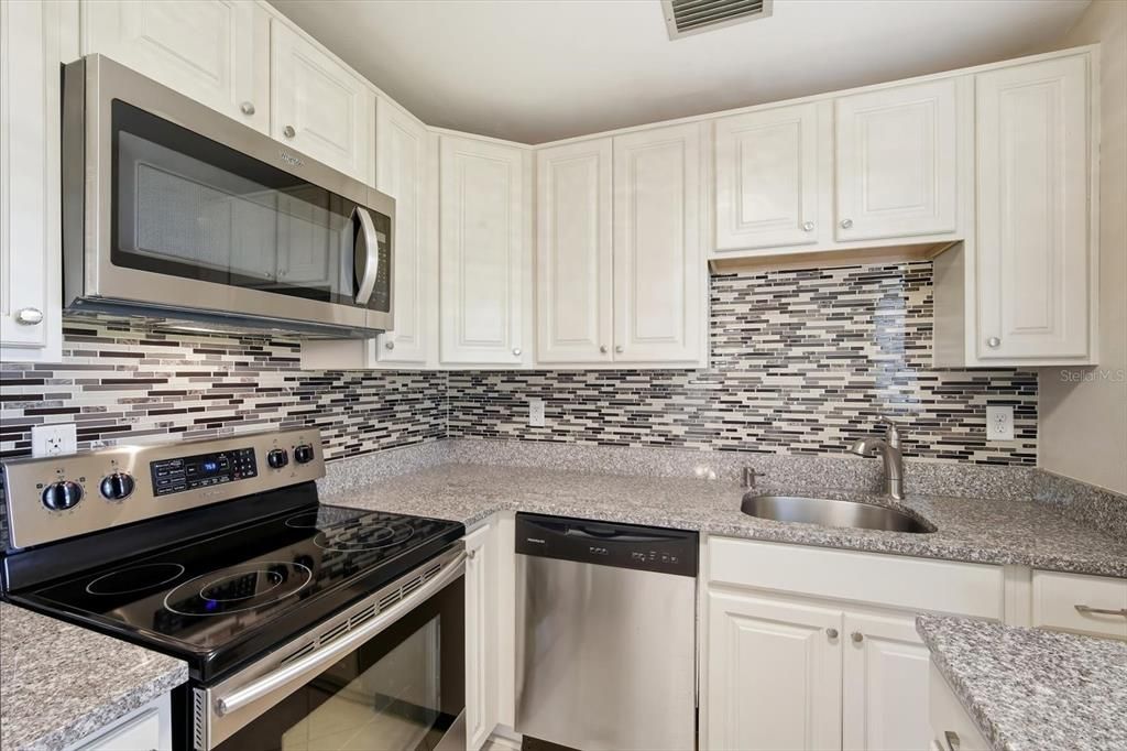 For Rent: $1,700 (2 beds, 2 baths, 960 Square Feet)