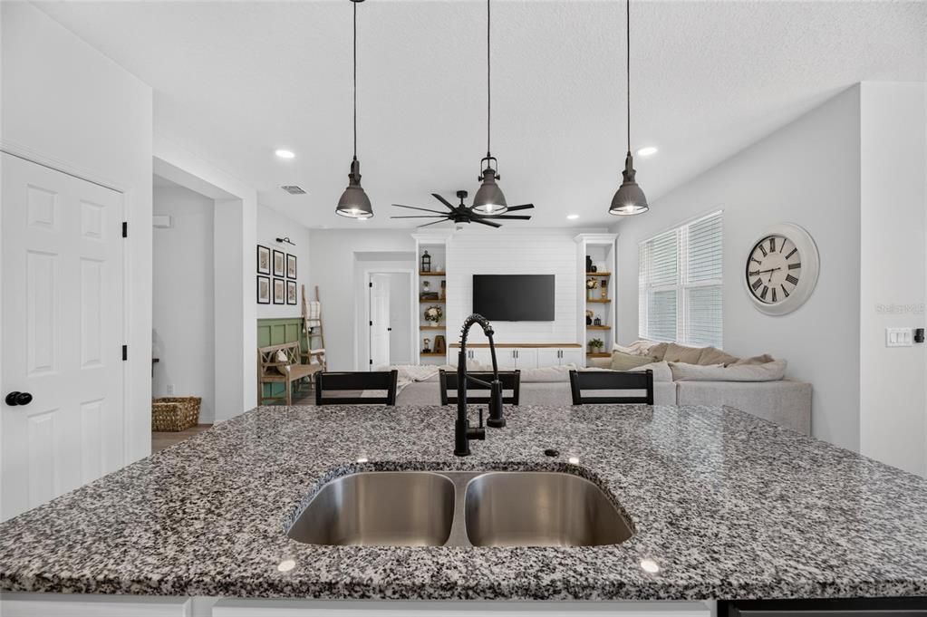 For Sale: $375,000 (3 beds, 2 baths, 2207 Square Feet)