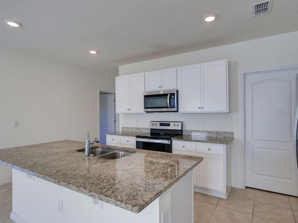 For Rent: $2,550 (5 beds, 3 baths, 2522 Square Feet)