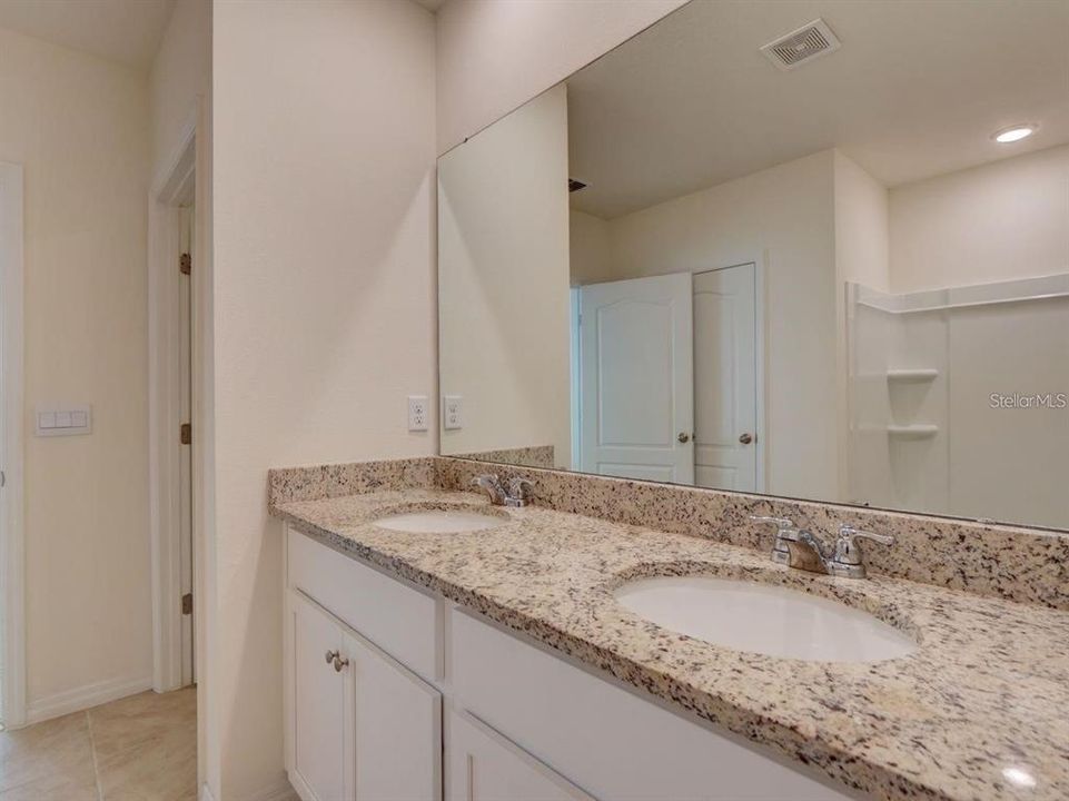 For Rent: $2,550 (5 beds, 3 baths, 2522 Square Feet)