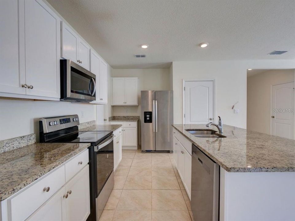For Rent: $2,550 (5 beds, 3 baths, 2522 Square Feet)