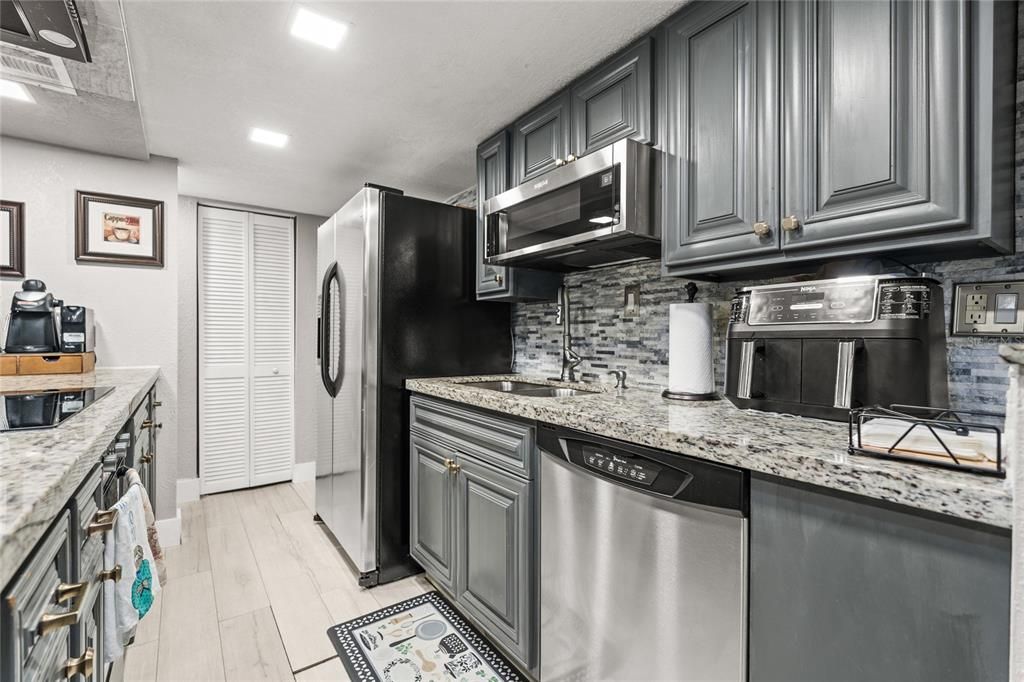 For Sale: $469,000 (3 beds, 2 baths, 1251 Square Feet)