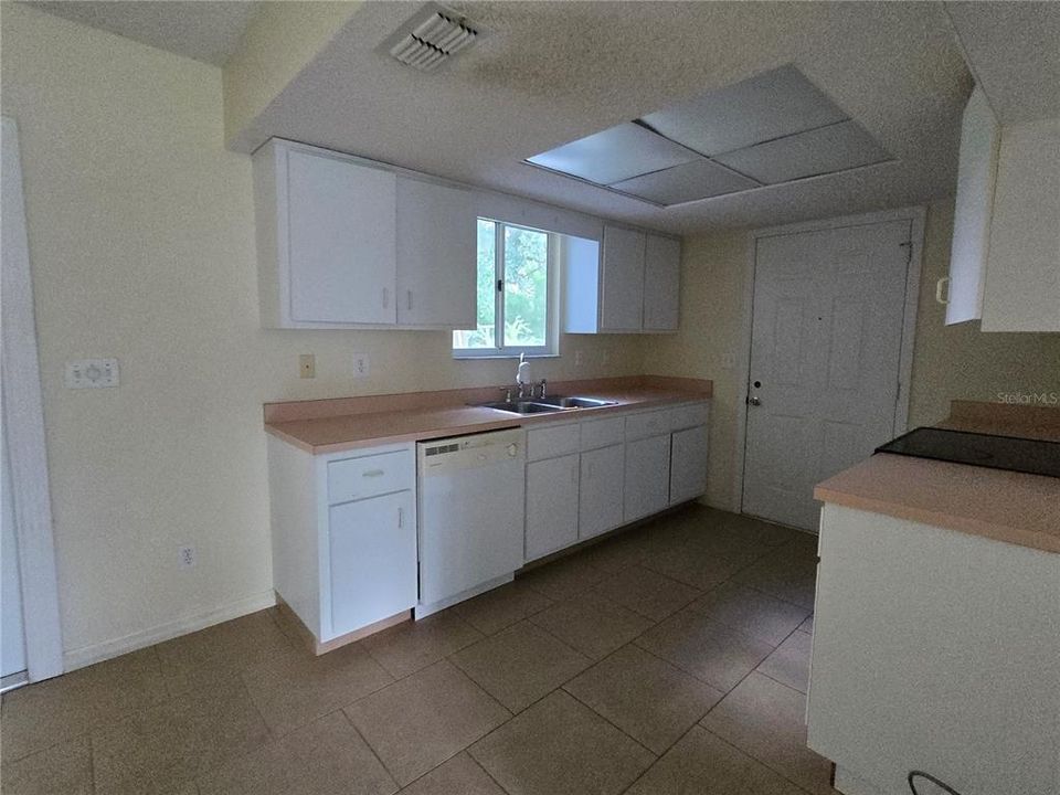 For Sale: $199,900 (2 beds, 2 baths, 1008 Square Feet)