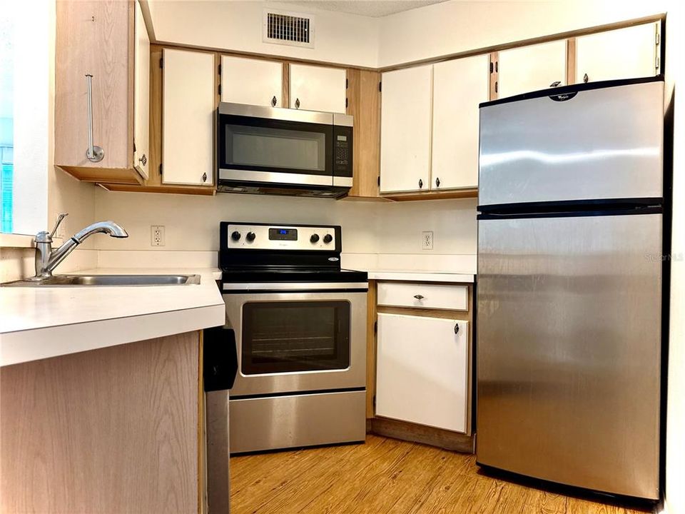 For Sale: $157,000 (2 beds, 2 baths, 886 Square Feet)