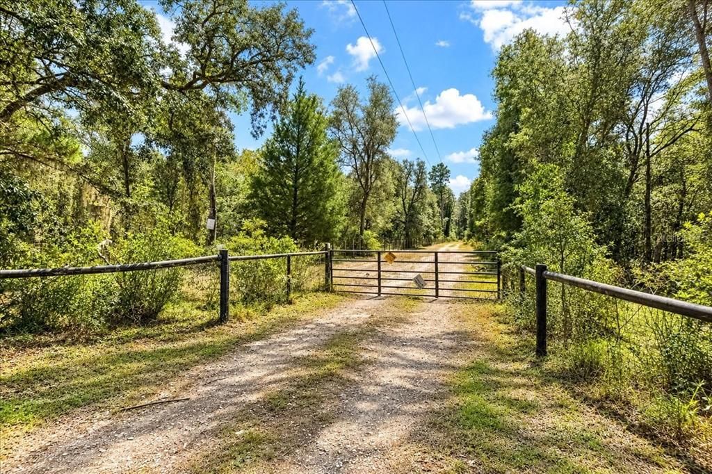 На продажу: $350,000 (32.77 acres)
