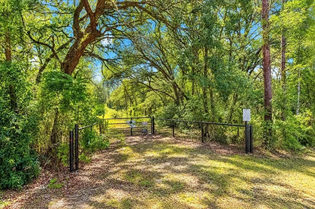 На продажу: $350,000 (32.77 acres)