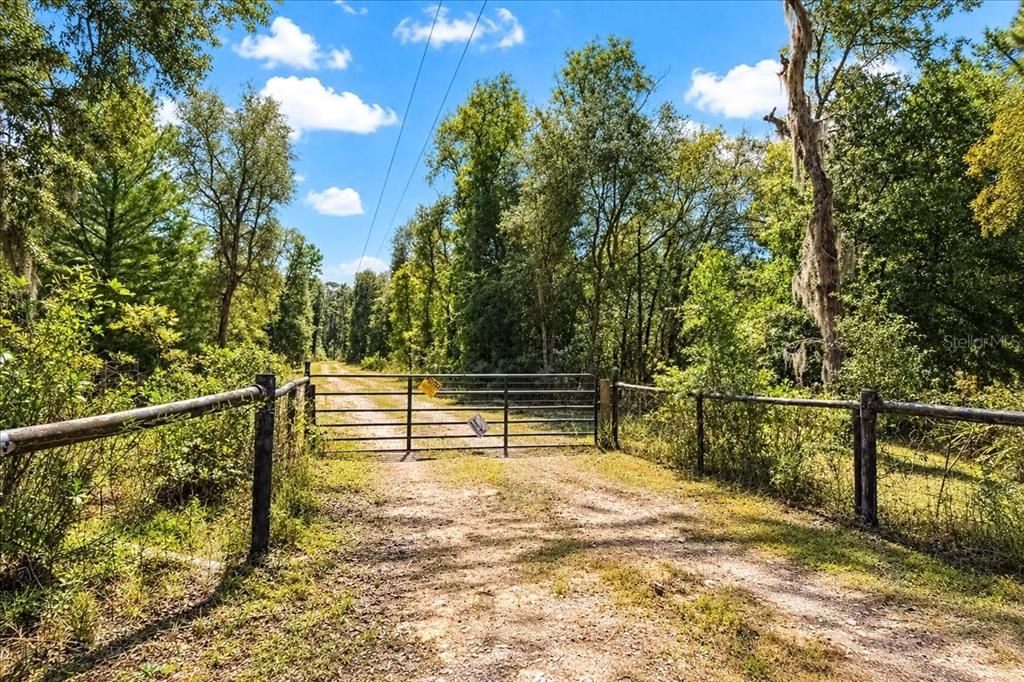 На продажу: $350,000 (32.77 acres)