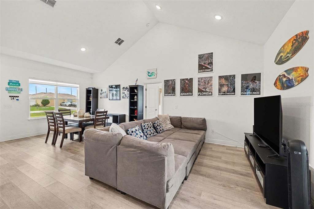 For Sale: $305,000 (4 beds, 2 baths, 1590 Square Feet)