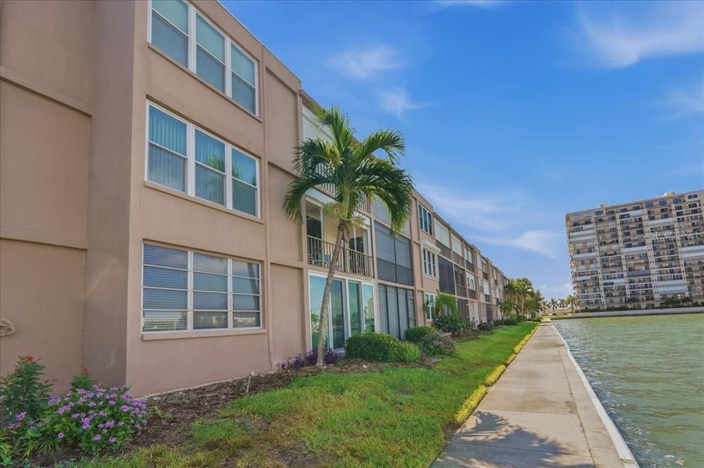 For Rent: $2,750 (2 beds, 2 baths, 1170 Square Feet)