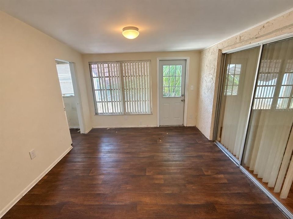 For Sale: $220,000 (3 beds, 3 baths, 1601 Square Feet)