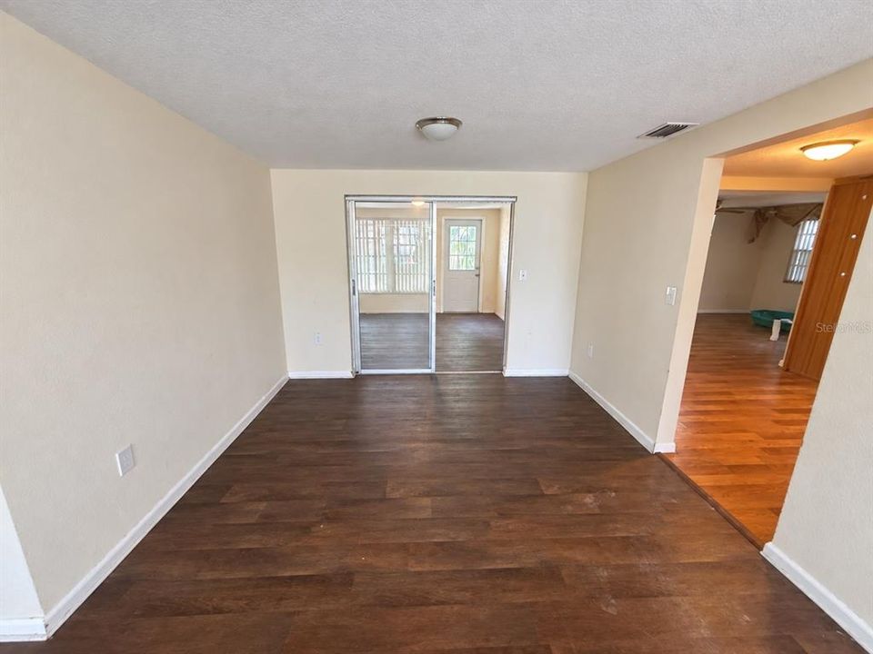 For Sale: $220,000 (3 beds, 3 baths, 1601 Square Feet)