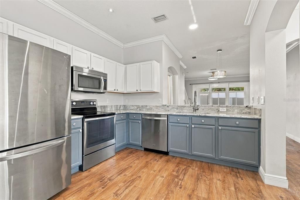 For Sale: $305,000 (2 beds, 2 baths, 1272 Square Feet)