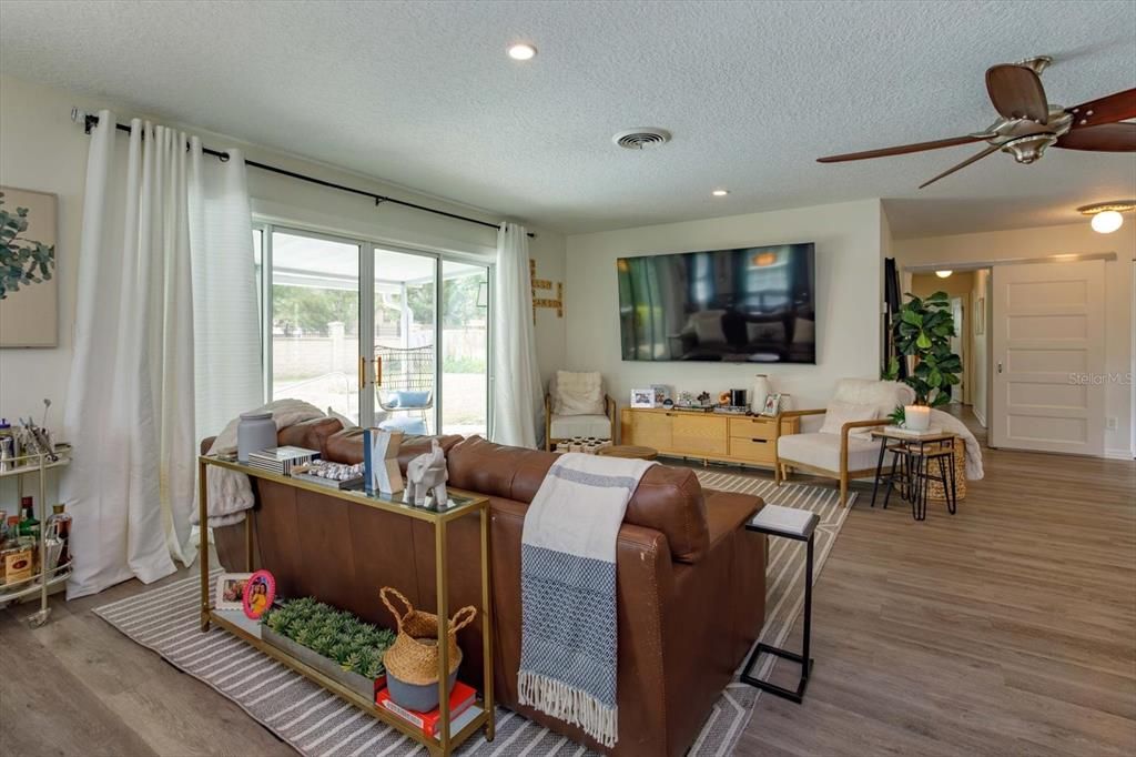 En Venta: $675,000 (4 camas, 2 baños, 1650 Pies cuadrados)