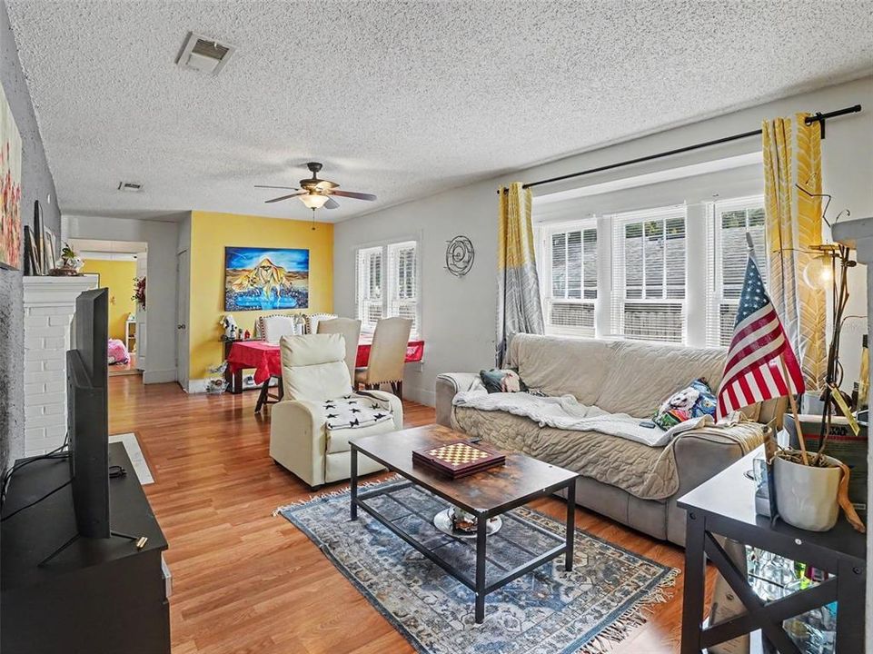 For Sale: $275,000 (2 beds, 2 baths, 1145 Square Feet)
