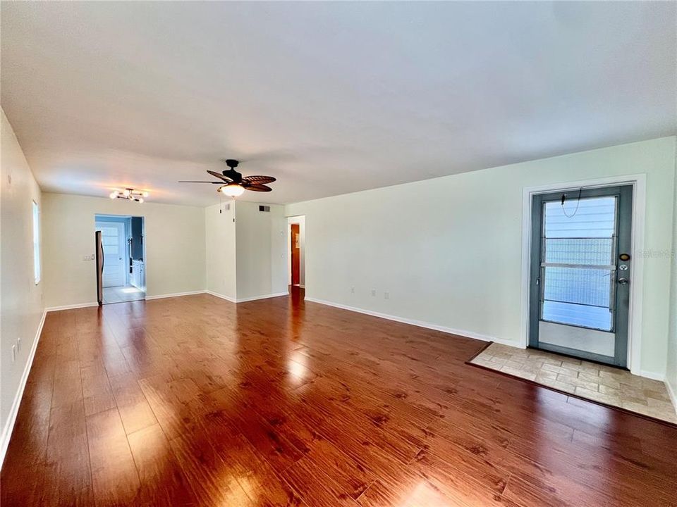For Rent: $1,300 (2 beds, 2 baths, 950 Square Feet)