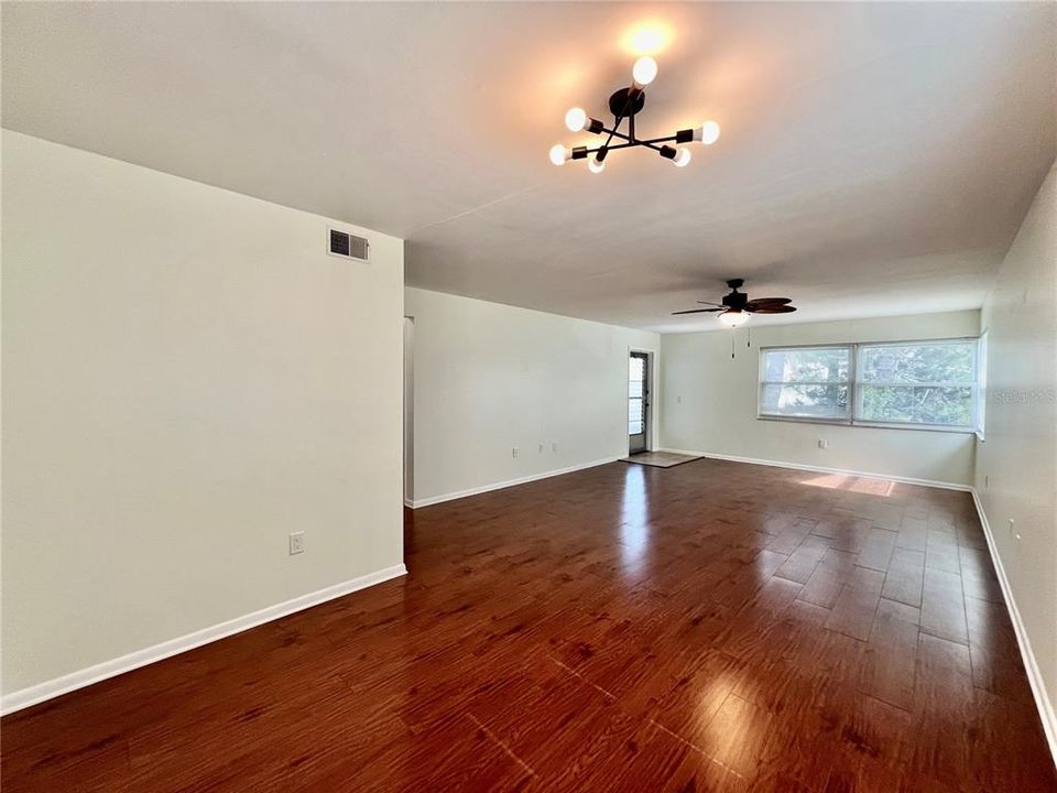 For Rent: $1,300 (2 beds, 2 baths, 950 Square Feet)
