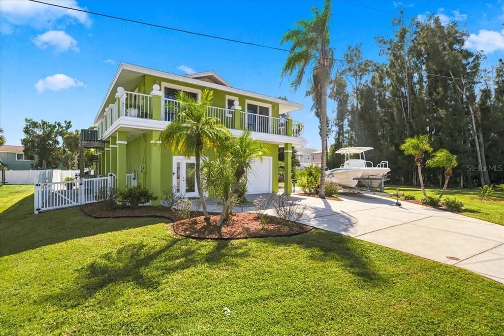 For Sale: $750,000 (2 beds, 3 baths, 1216 Square Feet)