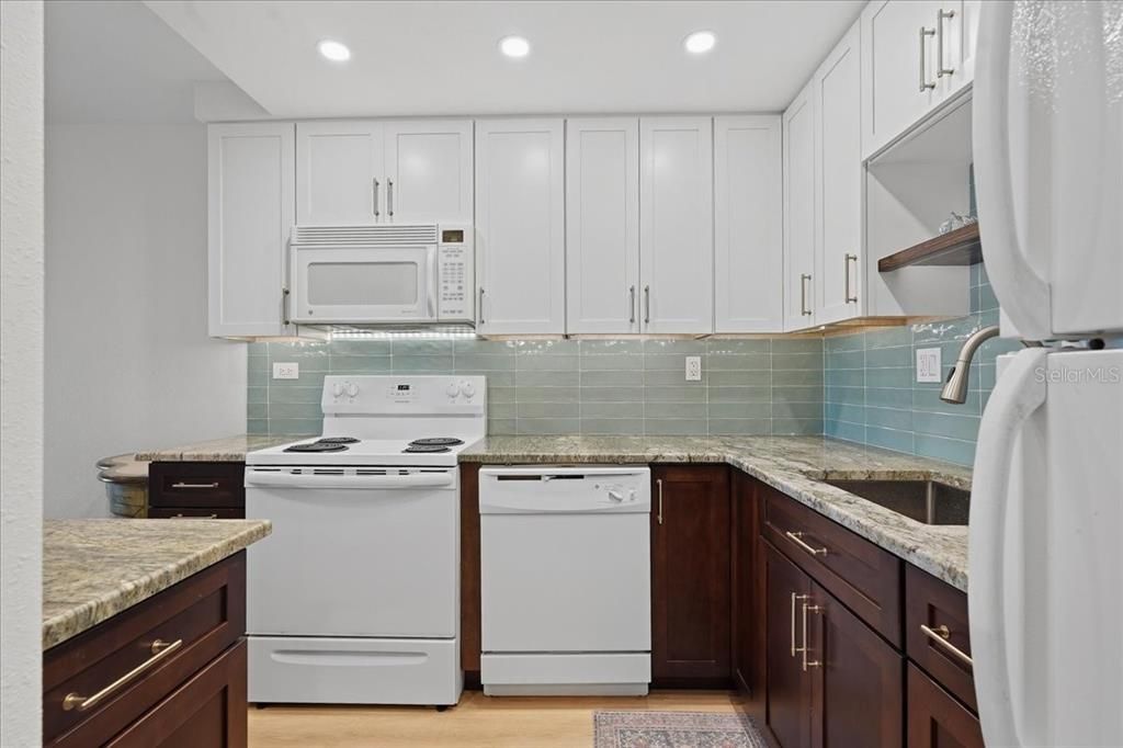 For Rent: $2,395 (1 beds, 1 baths, 843 Square Feet)