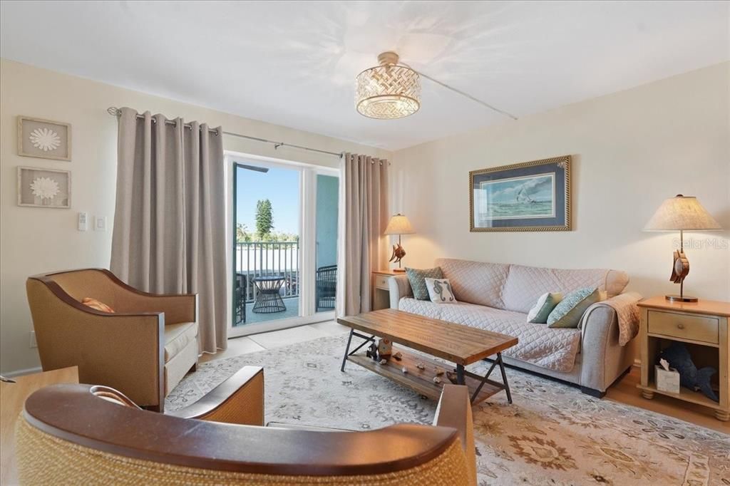 For Rent: $2,395 (1 beds, 1 baths, 843 Square Feet)