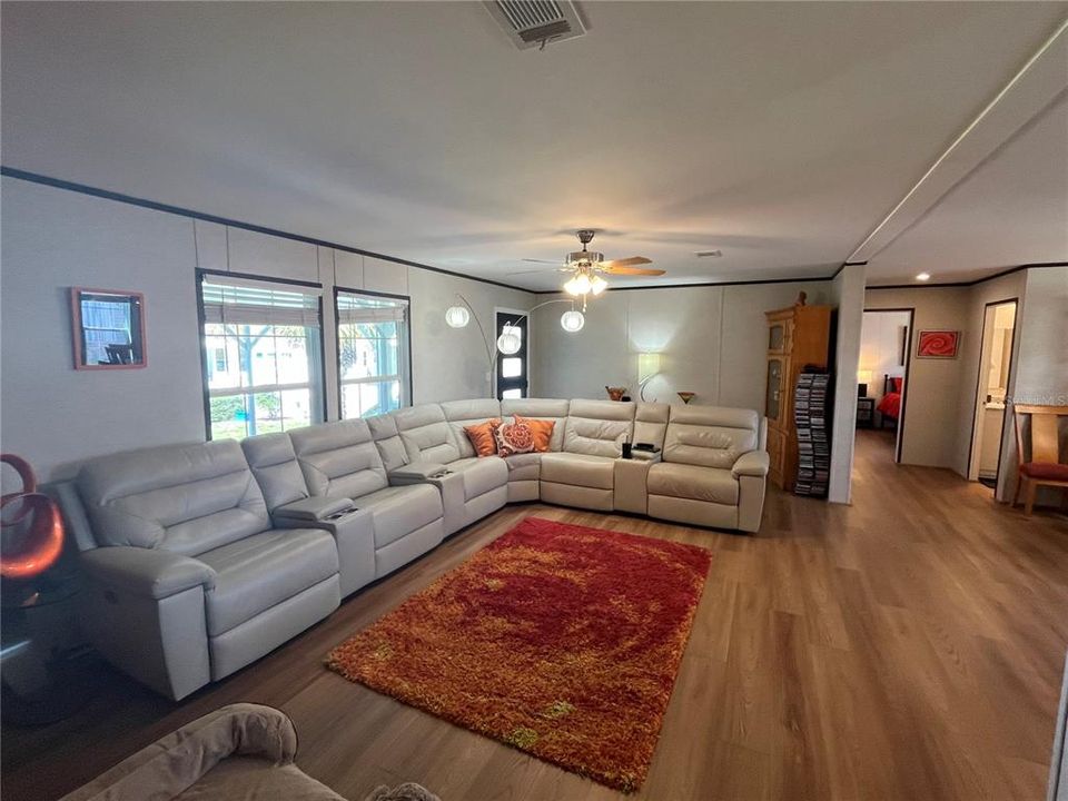 For Sale: $295,000 (3 beds, 2 baths, 1484 Square Feet)