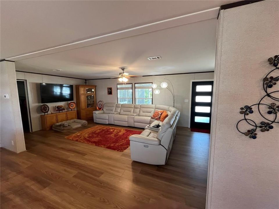 For Sale: $295,000 (3 beds, 2 baths, 1484 Square Feet)