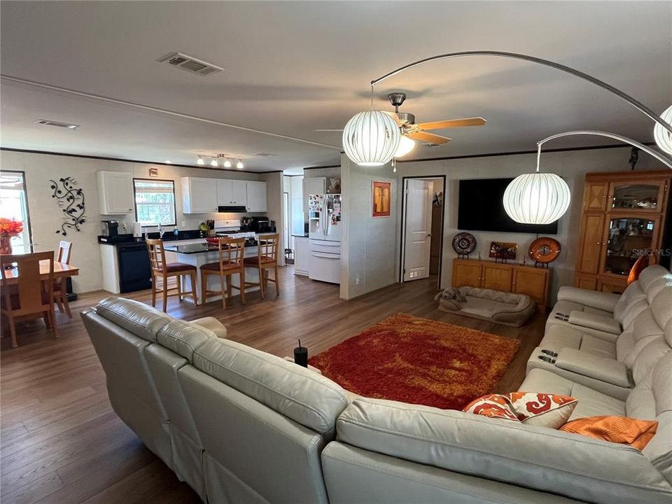 For Sale: $295,000 (3 beds, 2 baths, 1484 Square Feet)