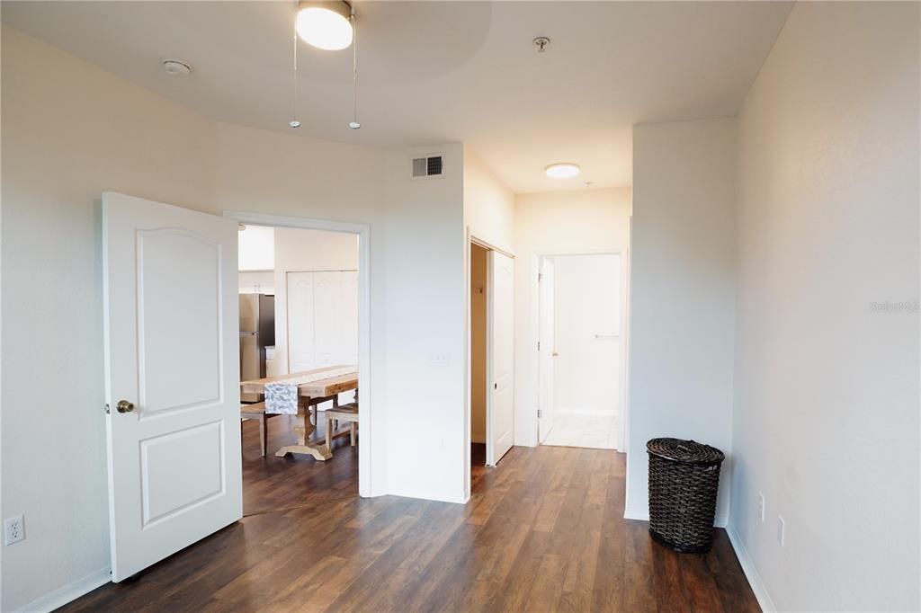 For Sale: $146,000 (1 beds, 1 baths, 661 Square Feet)