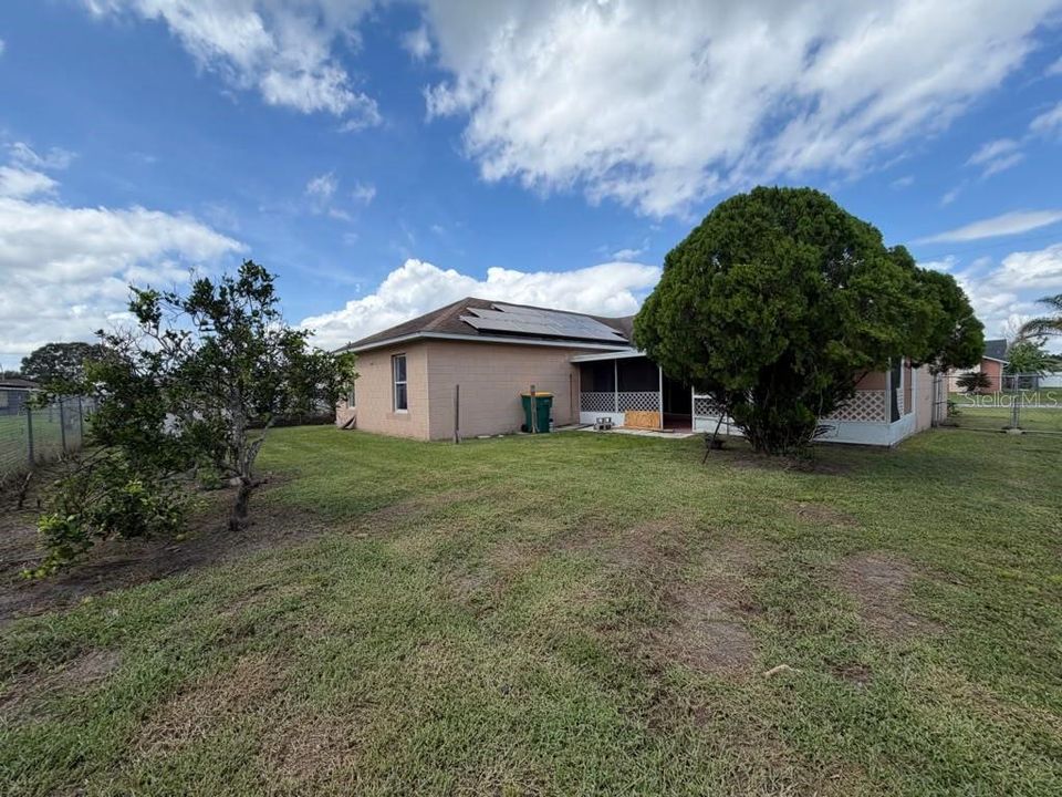 For Rent: $2,000 (4 beds, 2 baths, 1652 Square Feet)