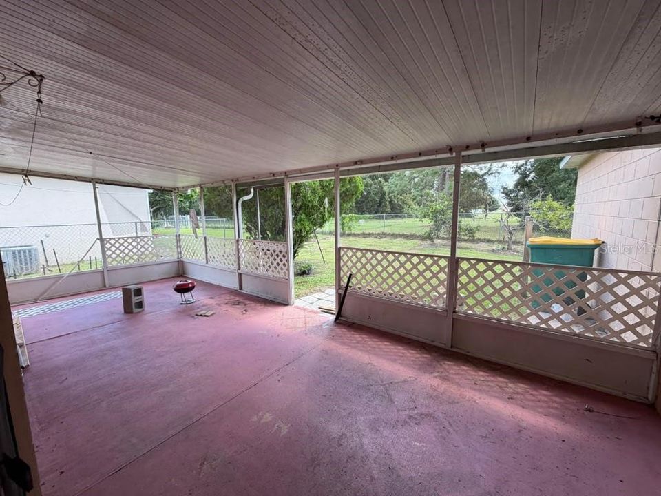 For Rent: $2,000 (4 beds, 2 baths, 1652 Square Feet)