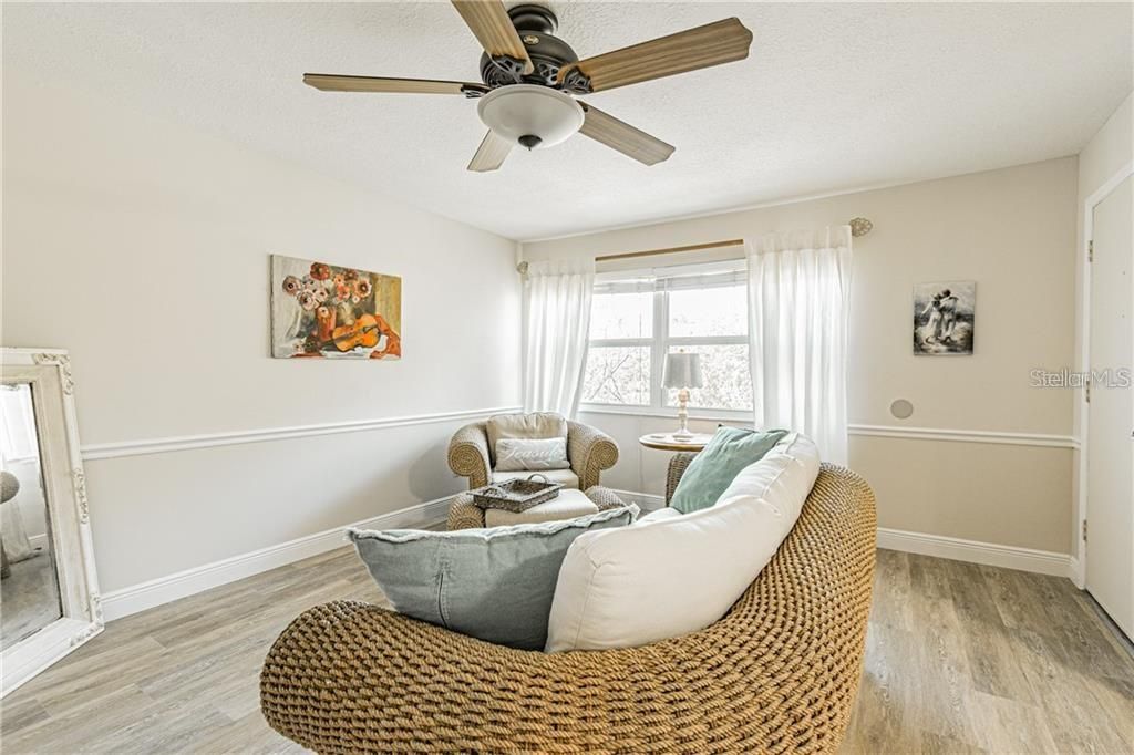 For Rent: $1,900 (2 beds, 1 baths, 818 Square Feet)